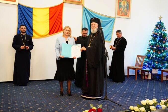 Conf.univ.dr.Claudia Gilia, distinsă cu Ordinul Eparhial „Sf. Ier. Nifon” Conf.univ.dr.Claudia Gilia, distinsă cu Ordinul Eparhial „Sf. Ier. Nifon” pentru contribuția sa la promovarea valorilor Bisericii și Educației în județul Dâmbovița .