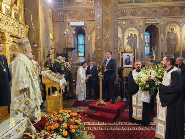 Corneliu Ștefan, președintele CJ Dâmbovița,  a primit „Crucea Valahă” de la ÎPS NIFON , astăzi, când 25 de ani de la întronizarea