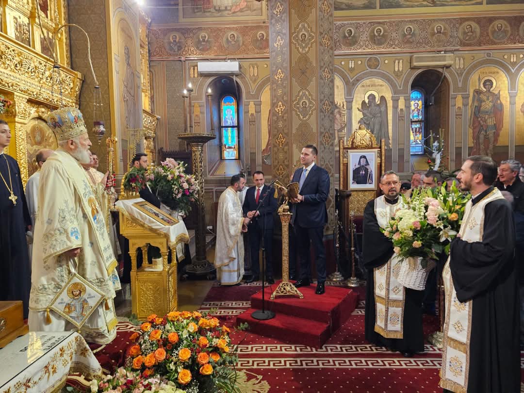 Corneliu Ștefan, președintele CJ Dâmbovița,  a primit „Crucea Valahă” de la ÎPS NIFON , astăzi, când 25 de ani de la întronizarea