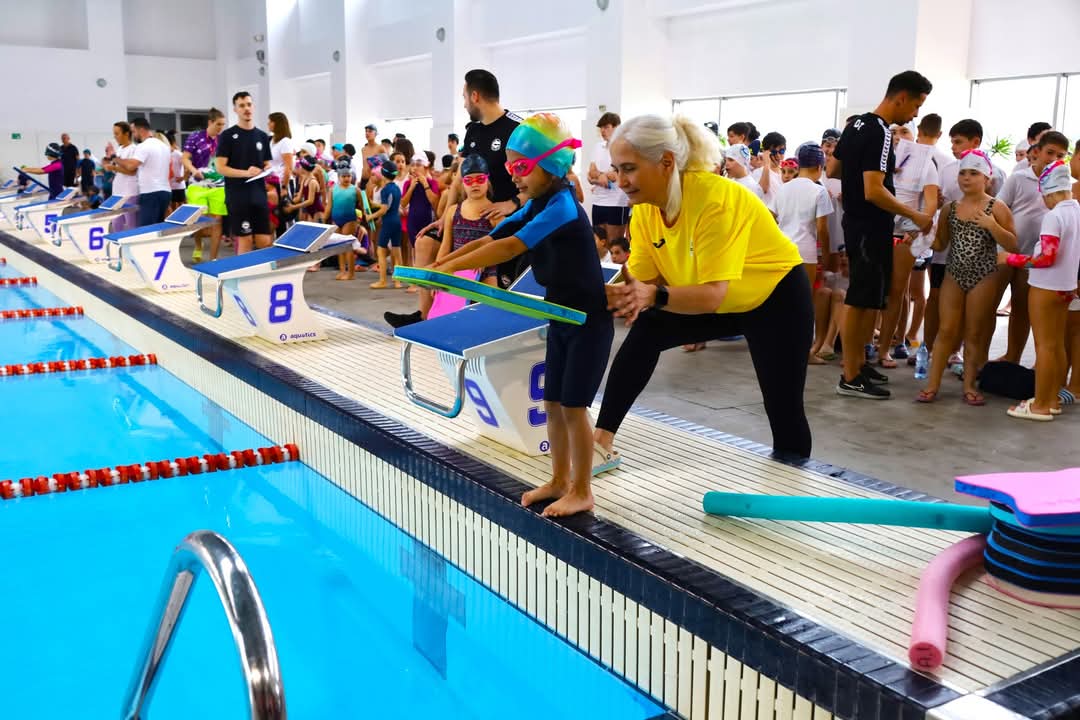 Record de participare la Cupa Moș Crăciun 2024: Peste 900 de copii vor participa în Competiția de Înot de la Târgoviște