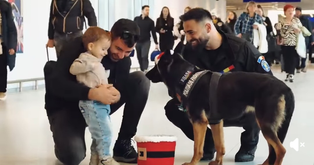 Zâmbete și magie pe Aeroportul Henri Coandă: Polițiștii de Frontieră și câinele Ebasa au  împărțit dulciuri copiilor.