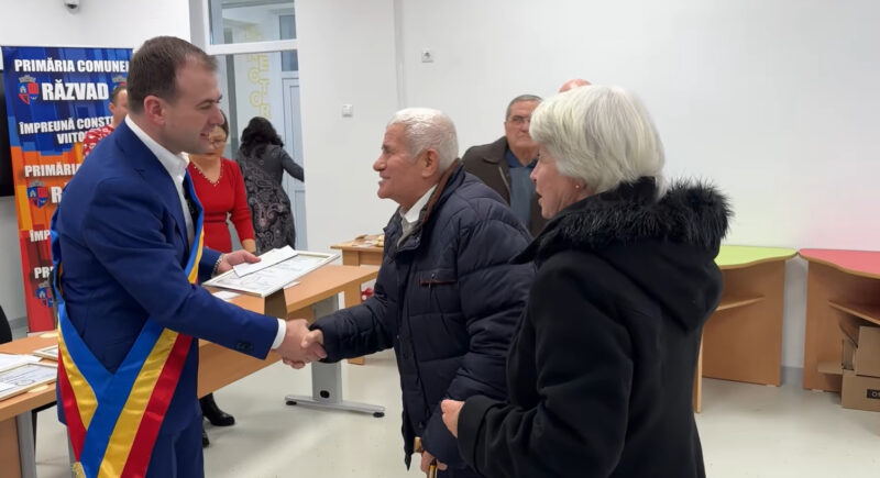 16 cupluri din Răzvad, celebrate pentru 50 de ani de căsnicie 16 cupluri din Răzvad, celebrate pentru 50 de ani de căsnicie , într-un eveniment organizat de primarul Emanuel Spătaru.