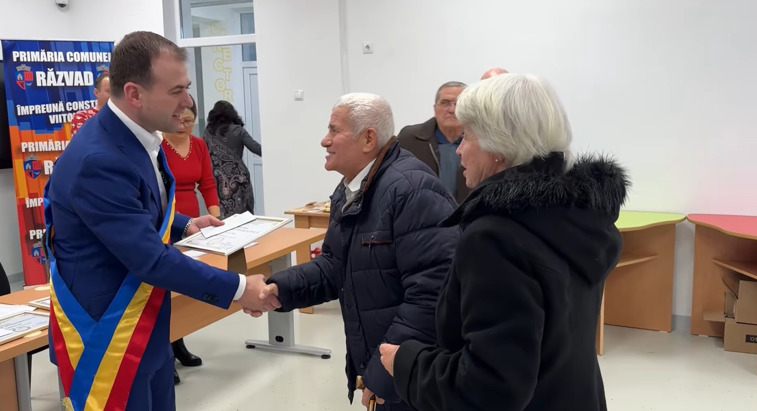 16 cupluri din Răzvad, celebrate pentru 50 de ani de căsnicie ,  într-un eveniment organizat de primarul Emanuel Spătaru. 