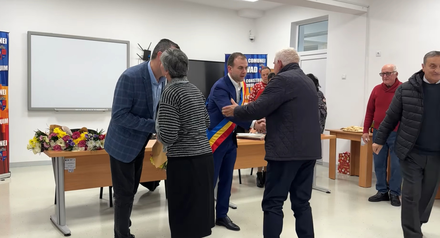 16 cupluri din Răzvad, celebrate pentru 50 de ani de căsnicie , într-un eveniment organizat de primarul Emanuel Spătaru.