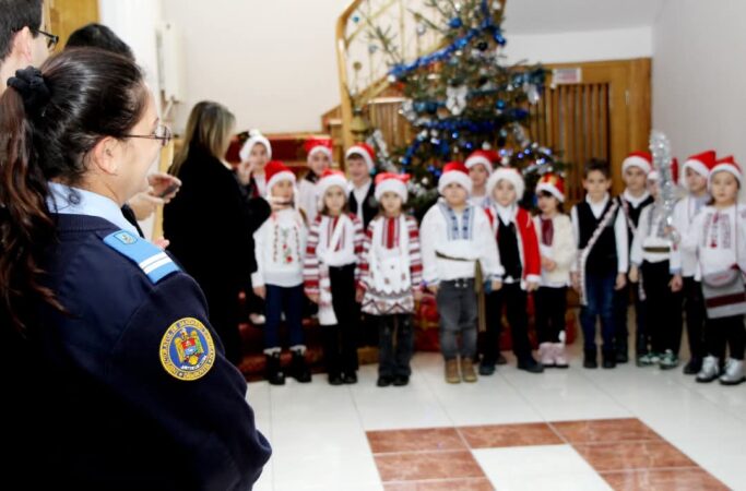 Colindătorii au adus spiritul Crăciunului la Inspectoratul Județean de Jandarmi Dâmbovița Colindătorii au adus spiritul Crăciunului la Inspectoratul Județean de Jandarmi Dâmbovița