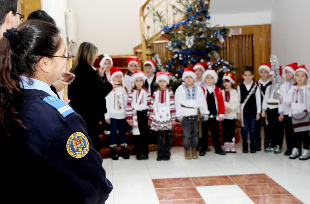 Colindătorii au adus spiritul Crăciunului la Inspectoratul Județean de Jandarmi Dâmbovița