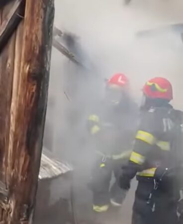 Incendiu în comuna Răzvad, o casă a fost cuprinsă de flăcări Incendiu în comuna Răzvad: Intervenție rapidă a pompierilor pentru salvarea unei locuințe.