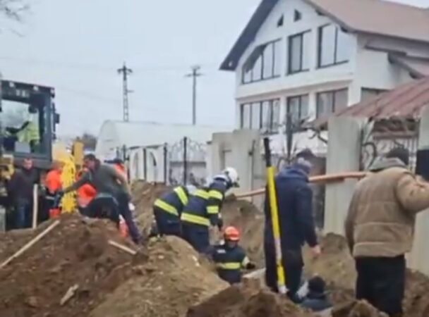 Intervenție de urgență în comuna Băleni: Două persoane surprinse sub pământ într-un șanț Intervenție de urgență în comuna Băleni: Două persoane surprinse sub pământ într-un șanț, în jurul orei 10:15, echipajele