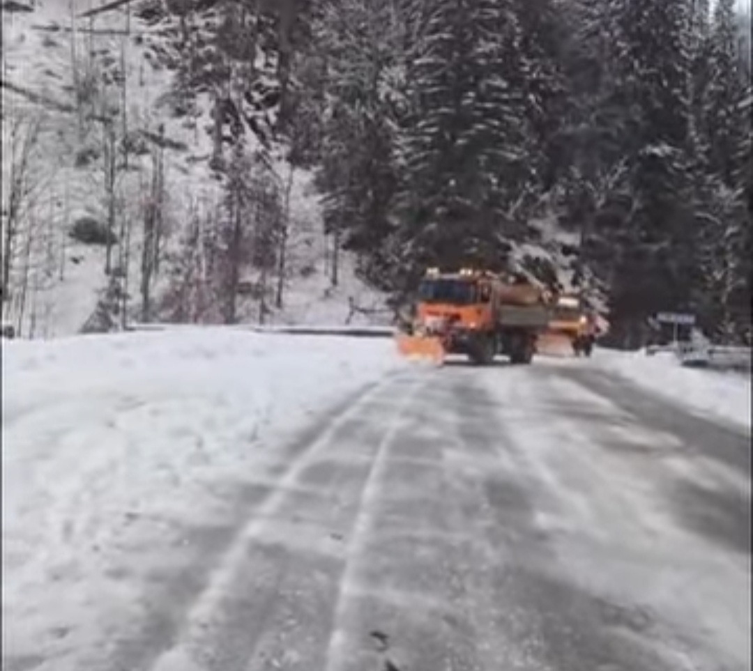 Intervenție rapidă pe drumurile din vestul țării: Peste 400 de tone de antiderapant pentru siguranța traficului