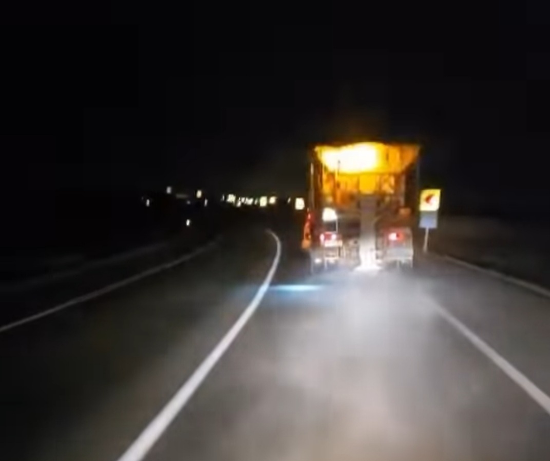 Intervenție rapidă pe drumurile din vestul țării: Peste 400 de tone de antiderapant pentru siguranța traficului