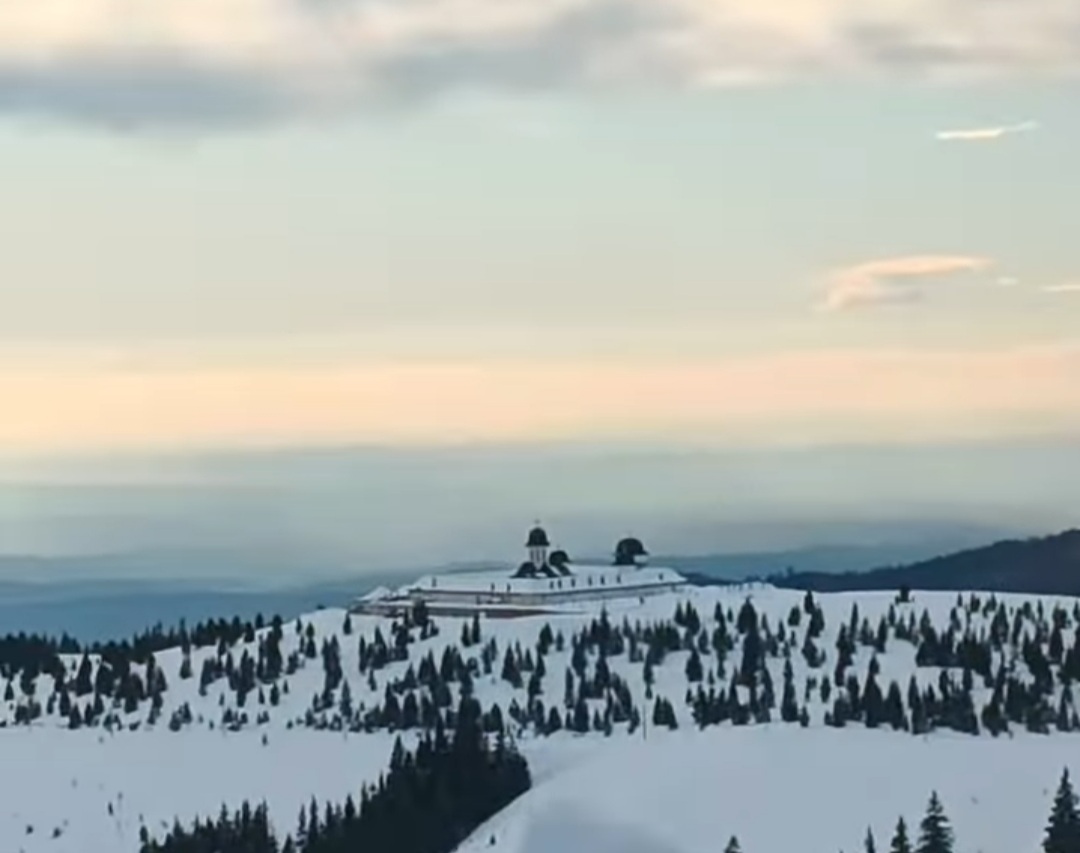  Iarna la Mănăstirea Alina Maria, o oază de liniște în  județul Vâlce, Vaideeni, pe Vârful lui Roma, la altitudinea de 1620 de metri,