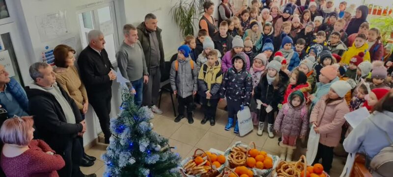 Primarul Laurențiu Moraru a transformat Crăciunul în magie la Moroeni, aducând zâmbete și daruri copiilor Primarul Laurențiu Moraru a transformat Crăciunul în magie la Moroeni, aducând zâmbete și daruri copiilor.