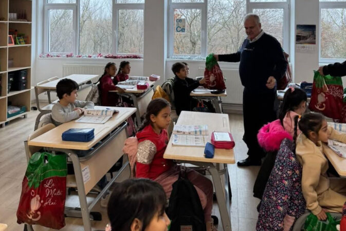 Magia Crăciunului a ajuns la Mănești, cu ajutorul unui „spiriduș” special, primarul Constantin Alexandru Magia Crăciunului a ajuns la Mănești, cu ajutorul unui „spiriduș” special, primarul Constantin Alexandru.