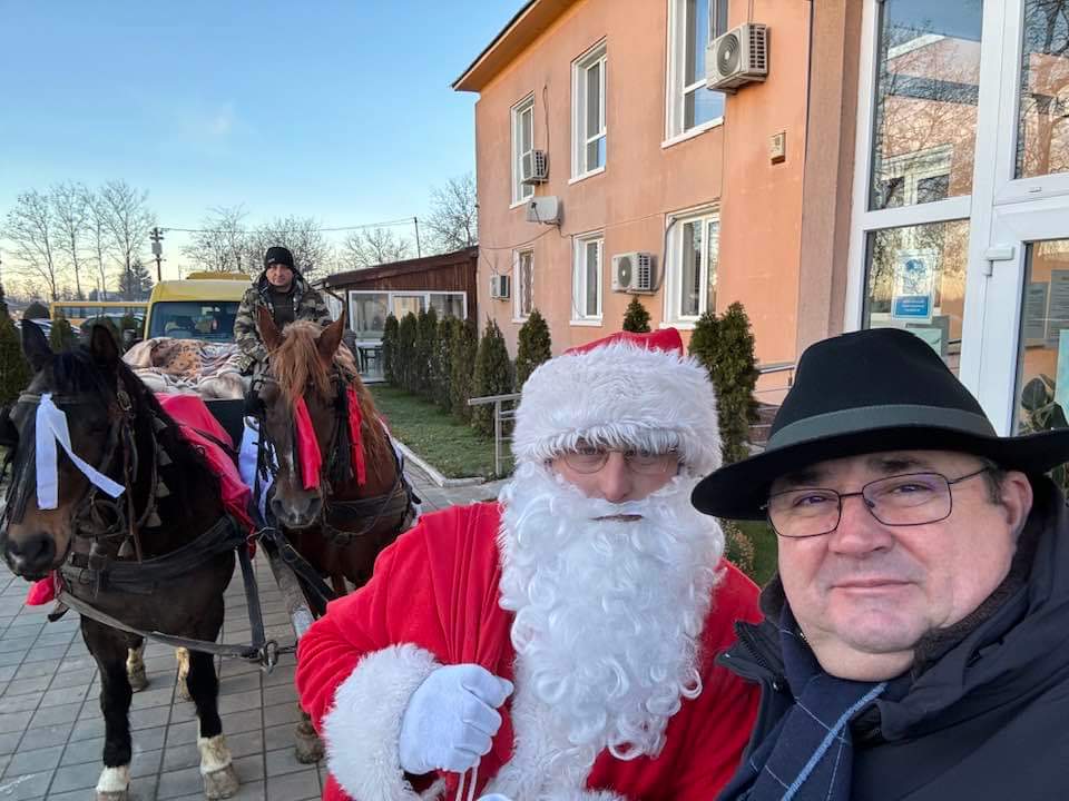 Ho, ho, ho! Moș Crăciun va ajunge săptămâna viitoare la Răcari, iar primarul Marius Caravețeanu a reușit să-l convingă