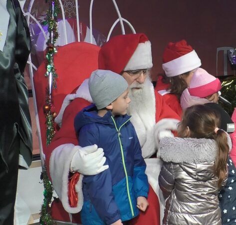 Târgoviște se îmbracă în magia Crăciunului: Parada lui Moș Crăciun pe 14 decembrie ora 17:00 Târgoviște va deveni, pe 14 decembrie, locul în care magia sărbătorilor prinde viață! Moș Crăciun va poposi în oraș pentru un eveniment
