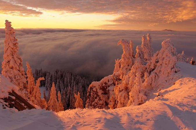 Munții Rarău, peisaje de Iarnă ca într-un basm, o  dimineață magică în Munții Rarău a fost surprinsă în toată splendoarea sa de fotograful Ovidiu Stefeliga