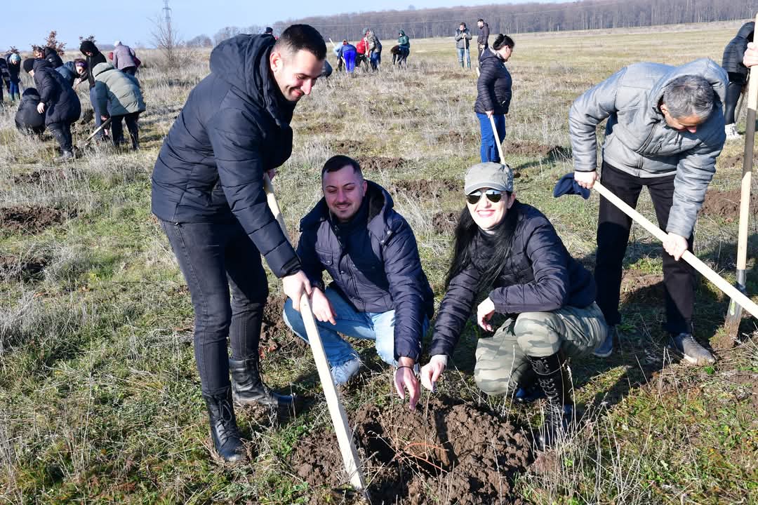Pădurea Parașutiștilor se îmbogățește cu 1000 de stejari: Un proiect de suflet pentru comunitatea din Ghimpați.