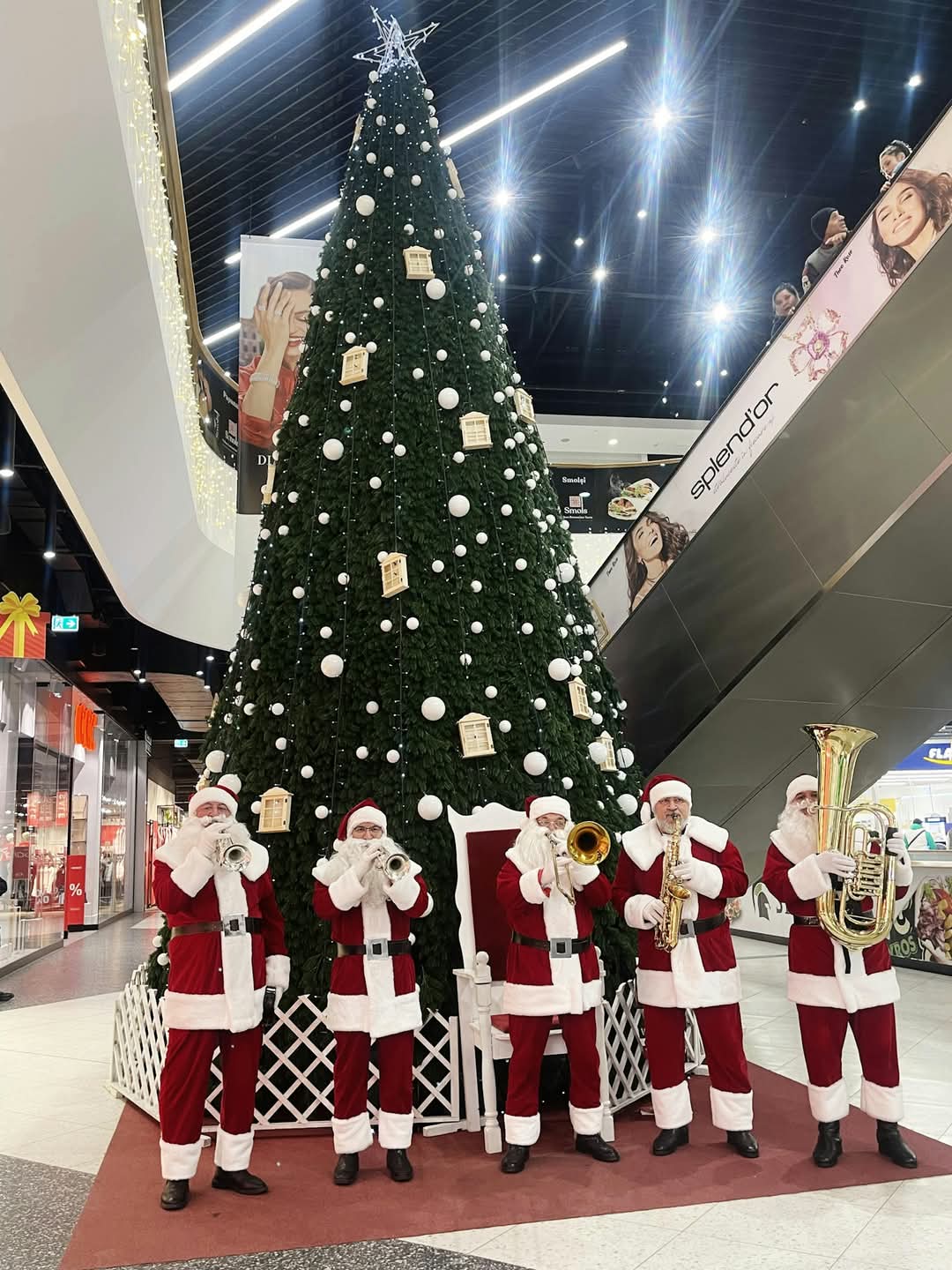 Parada Moșilor muzicieni a adus magia Crăciunului la Dâmbovița Mall.