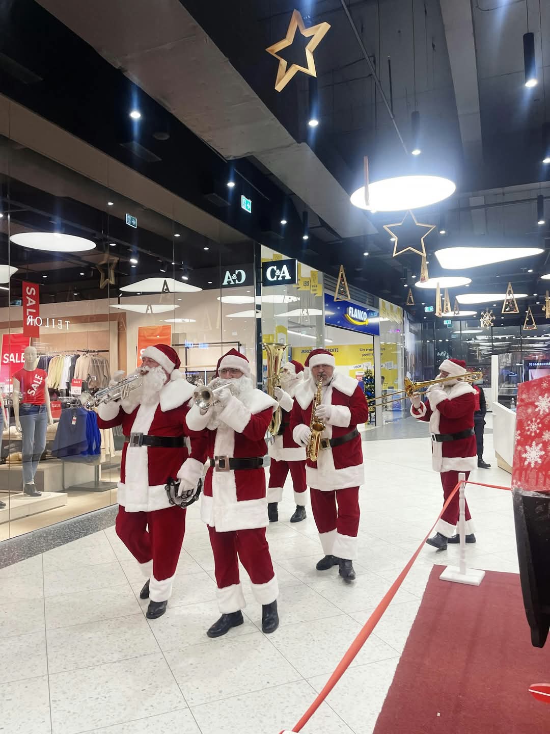 Parada Moșilor muzicieni a adus magia Crăciunului la Dâmbovița Mall
Parada Moșilor muzicieni a adus magia Crăciunului la Dâmbovița Mall.
Ieri, Dâmbovița Mall s-a transformat într-un loc fermecat, unde spiritul Crăciunului a fost sărbătorit în stil mare! Parada Moșilor muzicieni a adus un strop de magie, răspândind bucurie și voie bună prin acordurile lor festive. Atmosfera a fost completată de colindătorii care au încântat vizitatorii cu voci minunate, evocând emoția și căldura sărbătorilor de iarnă.
Într-o atmosferă de basm, părinți și copii au trăit momente unice, iar Dâmbovița Mall a fost locul unde tradițiile și magia Crăciunului s-au întâlnit pentru a crea amintiri de neuitat. Toți cei prezenți au contribuit la transformarea zilei într-o adevărată sărbătoare a bucuriei și a spiritului de comunitate.
Organizatorii au mulțumit celor care au ales să petreacă această zi specială alături de ei și i-au invitat pe toți să se bucure împreună de alte clipe de neuitat în perioada sărbătorilor.
Pentru cei care nu au reușit să participe, nu este niciodată prea târziu! Dâmbovița Mall continuă să fie gazda unor evenimente minunate care aduc magia Crăciunului mai aproape de inimile tuturor.