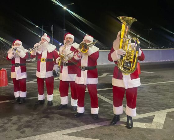 Parada Moșilor muzicieni a adus magia Crăciunului la Dâmbovița Mall Parada Moșilor muzicieni a adus magia Crăciunului la Dâmbovița Mall.