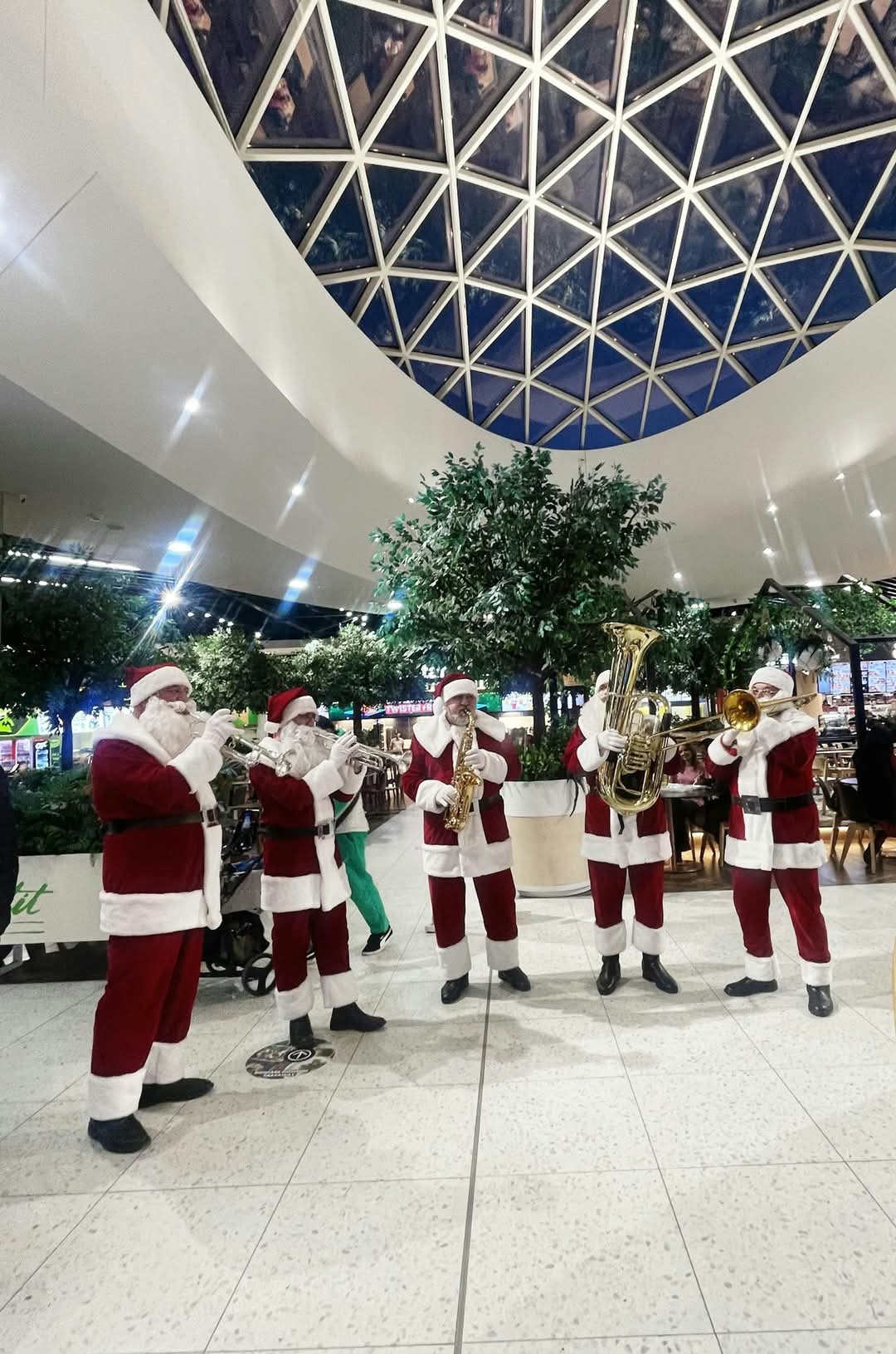 Parada Moșilor muzicieni a adus magia Crăciunului la Dâmbovița Mall.