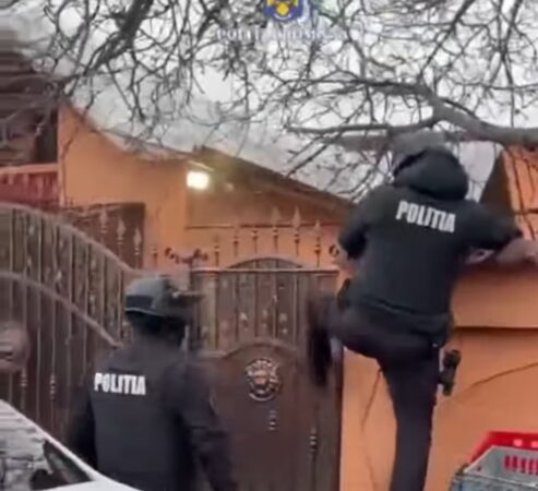 Percheziții în Târgoviște, polițiștii din cadrul Serviciului Arme, Explozivi și Substanțe Periculoase au efectuat două percheziții în Târgoviște