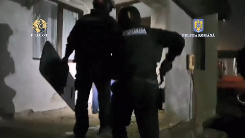 PERCHEZIȚII LA CREVEDIA ÎNTR-UN DOSAR DE TRAFIC DE PERSOANE.VIDEO PERCHEZIȚII LA CREVEDIA ÎNTR-UN DOSAR DE TRAFIC DE PERSOANE.