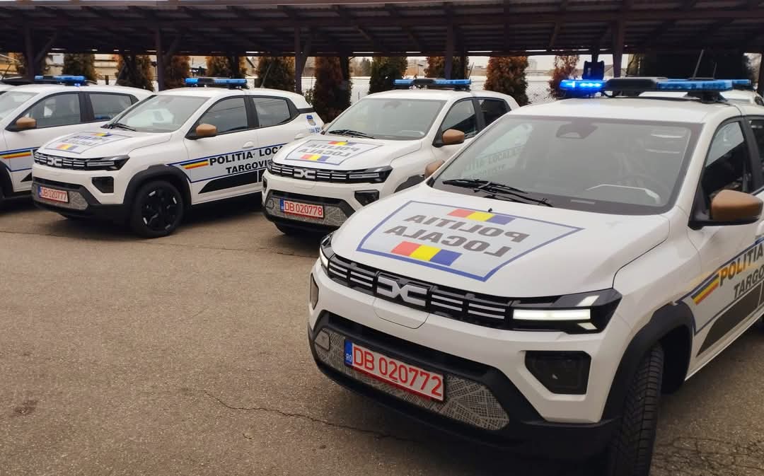 Primarul Daniel Cristian Stan a anunțat o nouă realizare importantă pentru oraș: Poliția Locală Târgoviște a primit 10 autoturisme Dacia Spring