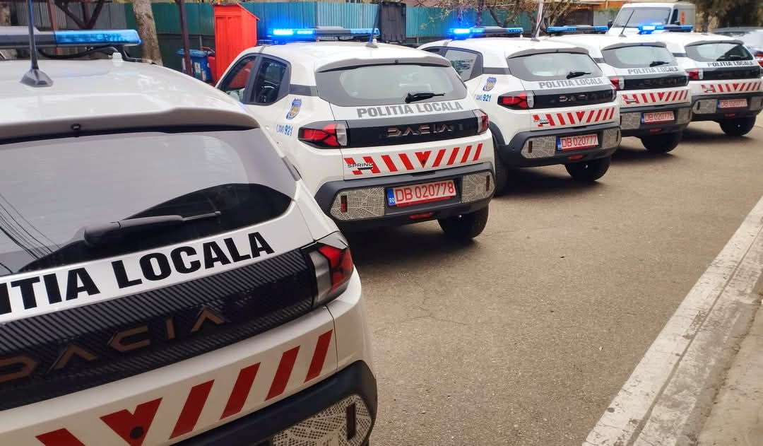 Primarul Daniel Cristian Stan a anunțat o nouă realizare importantă pentru oraș: Poliția Locală Târgoviște a primit 10 autoturisme Dacia Spring