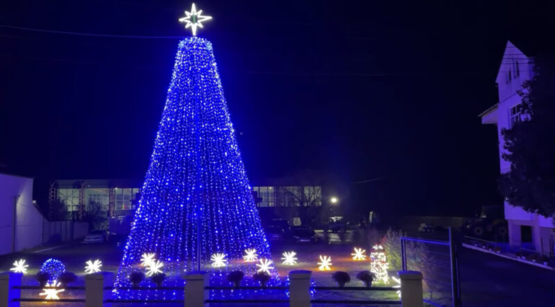 Comuna Răzvad s-a împodobit pentru sărbători: Bradul strălucește, iar atmosfera este de poveste.VIDEO Comuna Răzvad, cunoscută pentru tradițiile sale și peisajele idilice, a intrat deja în spiritul sărbătorilor de iarnă.