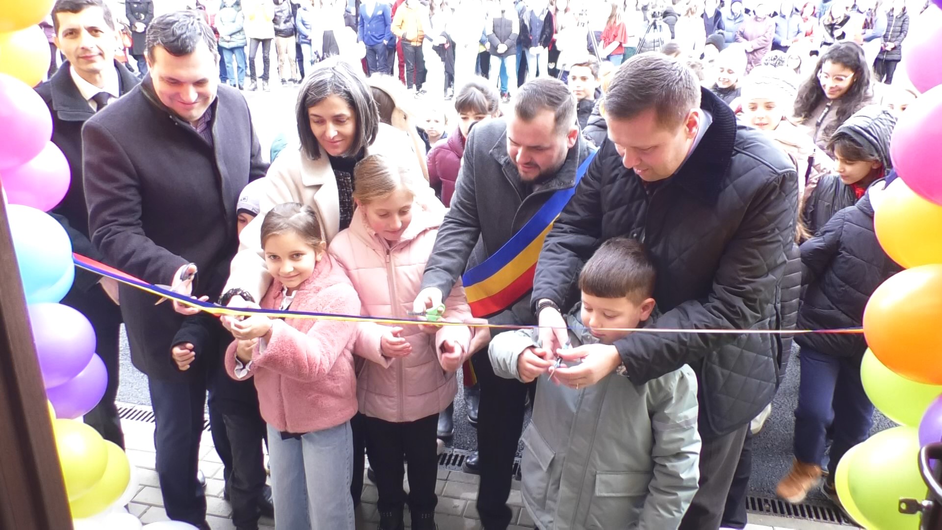 La Vulcana Pandele s-a inaugurat o școală nouă și ultramodernă, astăzi, comunitatea din Vulcana Pandele a celebrat un moment deosebit