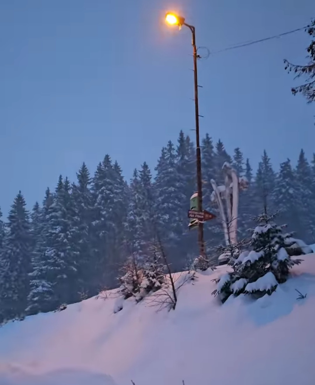 În mijlocul munților din Hunedoara, acoperită de un strat pufos de zăpadă, stațiunea Straja devine un loc de basm în fiecare iarnă.