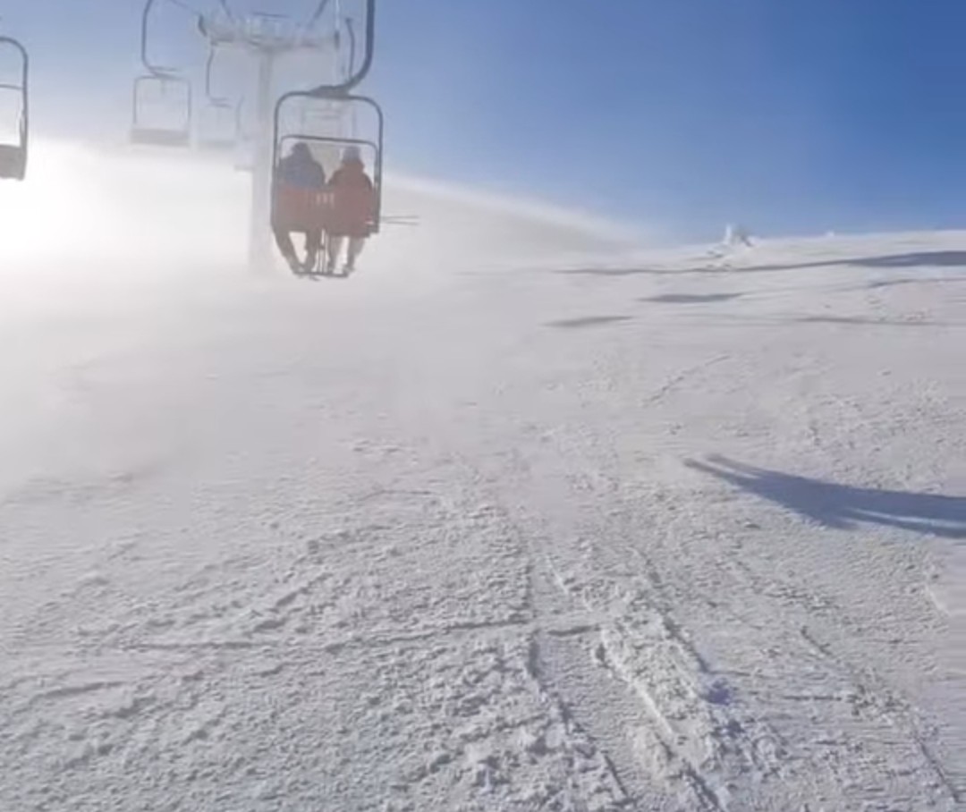 Stațiunea Straja din județul Hunedoara își întâmpină vizitatorii cu pârtii spectaculoase și un peisaj de basm, devenind a
