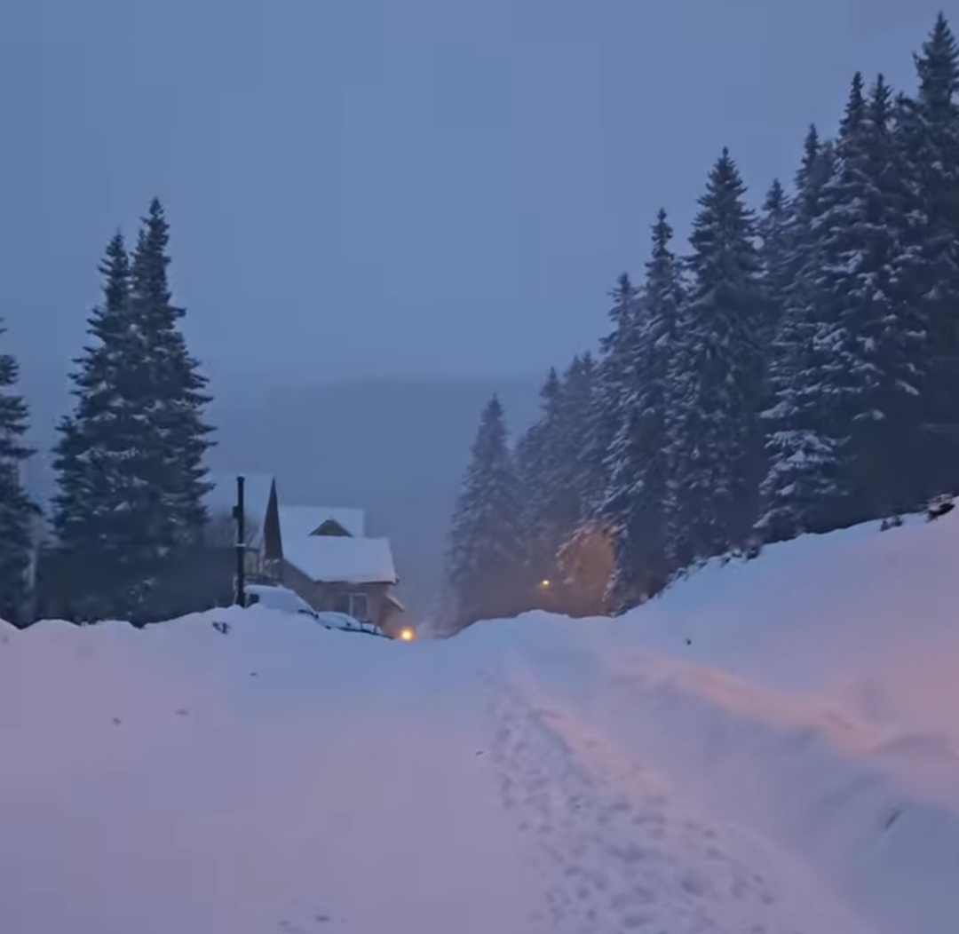 În mijlocul munților din Hunedoara, acoperită de un strat pufos de zăpadă, stațiunea Straja devine un loc de basm în fiecare iarnă.