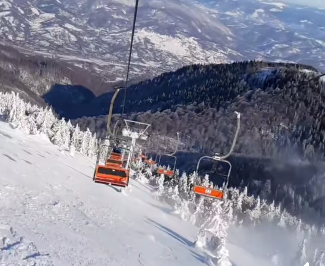 Stațiunea Straja din județul Hunedoara își întâmpină vizitatorii cu pârtii spectaculoase și un peisaj de basm, devenind a