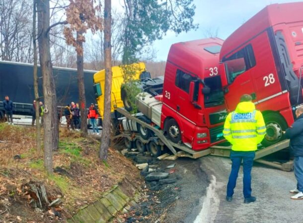 Trafic blocat pe DN 7, Dealul Negru: Un autotren care transporta mai multe cabine de TIR a derapat Traficul pe DN 7, în zona Dealul Negru, județul Argeș, este complet blocat după ce un autotren care transporta mai multe cabine de TIR a derapat.