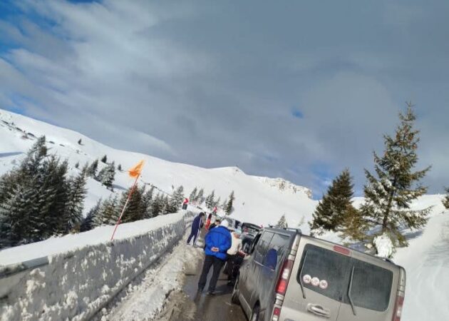 Cozi kilometrice pe Transbucegi în a doua zi de Crăciun Cozi kilometrice pe Transbucegi în a doua zi de Crăciun, un adevărat labirint de mașini.