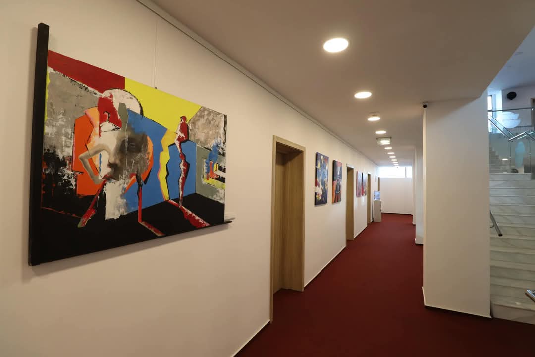 Rectoratul Universității „Valahia” din Târgoviște, transformat într-o galerie de artă.