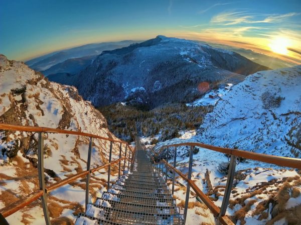 Vârful Toaca din Masivul Ceahlău, o destinație uimitoare pentru iubitorii de natură și aventură Vârful Toaca din Masivul Ceahlău, o destinație uimitoare pentru iubitorii de natură și aventură.
