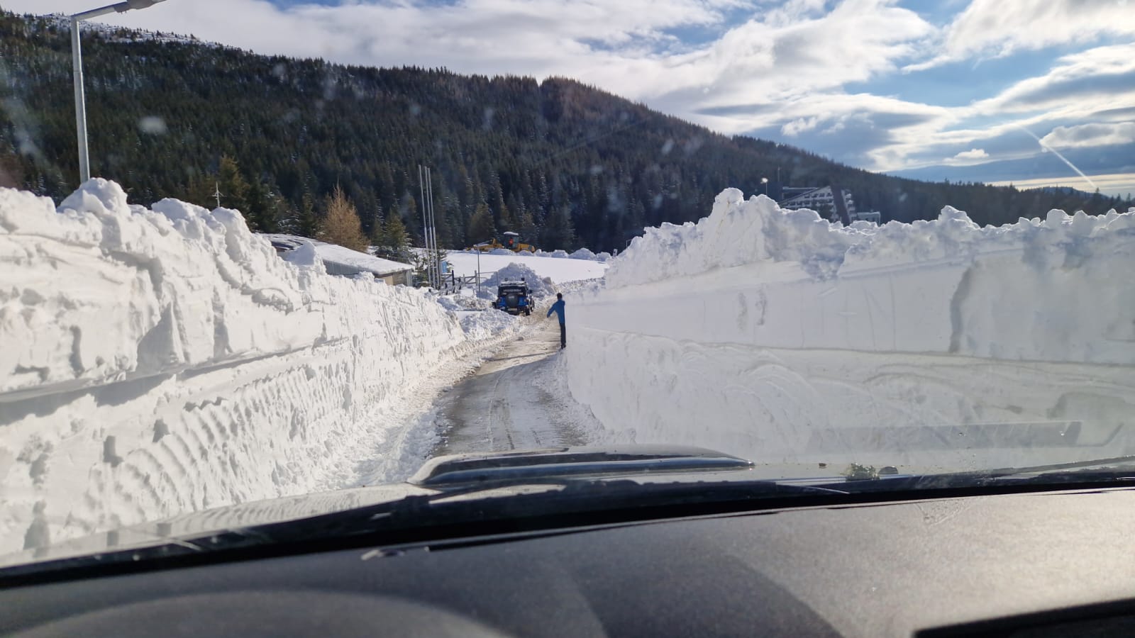 În zona montană dâmbovițeană, troienele de zăpadă au ajuns la o înălțime impresionantă de 2 metri, iar autoritățile au activat