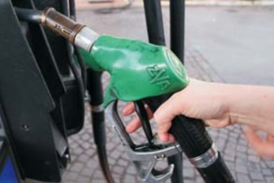 De astăzi, prețul carburanților a crescut : Benzina s-a scumpit cu 17 bani, motorina cu 16 bani pe litru.