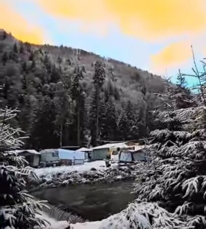 Descoperă magia iernii la Camping Voina, Lerești, Argeș: O destinație feerică pentru iubitorii de natură Descoperă magia iernii în inima munților Făgăraș, unde natura își dezvăluie cele mai spectaculoase fațete, Campingul Voina din Lerești