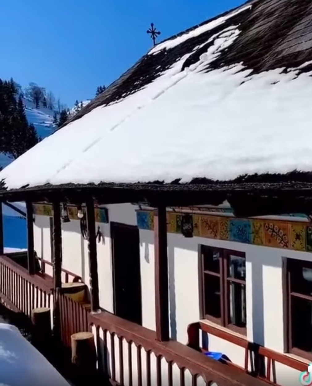 Un colț de rai în inima zonei Bran-Rucăr, unde iarna își lasă amprenta prin nămeți de zăpadă care acoperă potecile și gardul, Casa Pelinica din Fundata oferă o imagine unică a vieții rurale tradiționale.