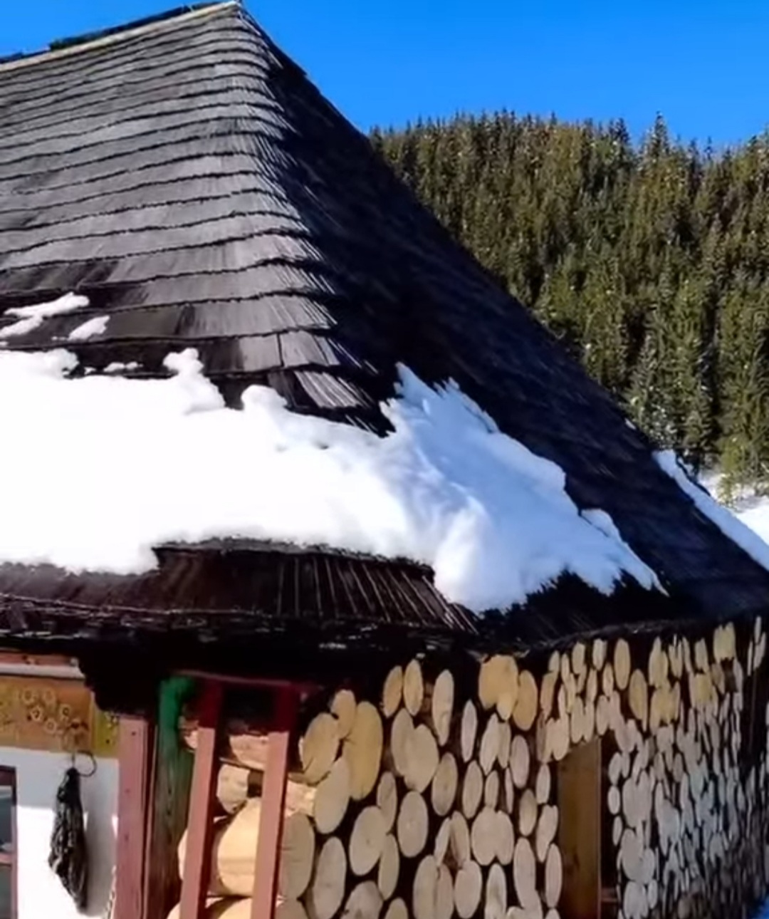 Un colț de rai în inima zonei Bran-Rucăr, unde iarna își lasă amprenta prin nămeți de zăpadă care acoperă potecile și gardul, Casa Pelinica din Fundata oferă o imagine unică a vieții rurale tradiționale.