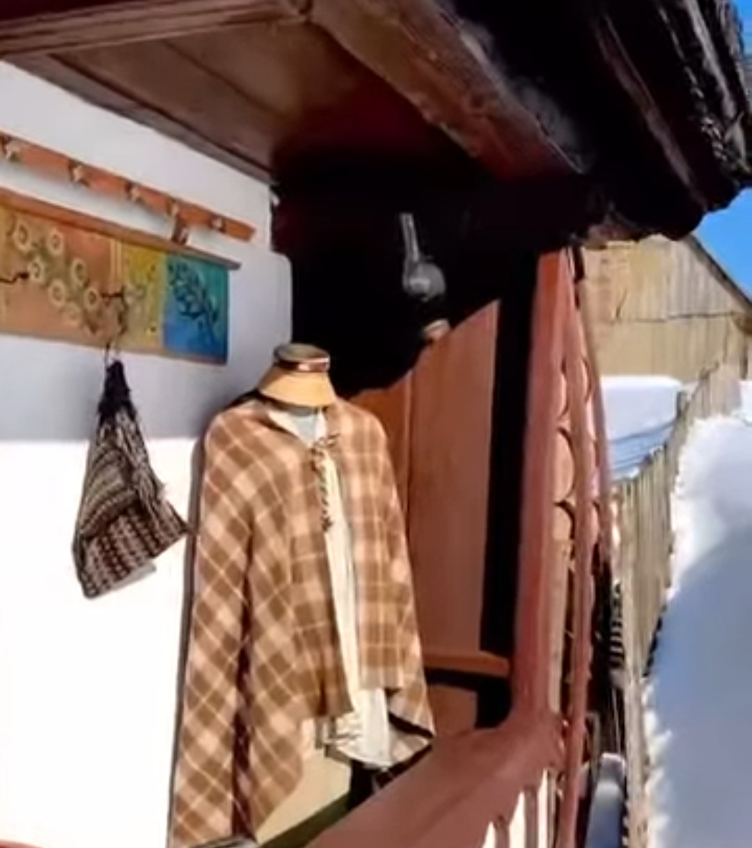 Un colț de rai în inima zonei Bran-Rucăr, unde iarna își lasă amprenta prin nămeți de zăpadă care acoperă potecile și gardul, Casa Pelinica din Fundata oferă o imagine unică a vieții rurale tradiționale.