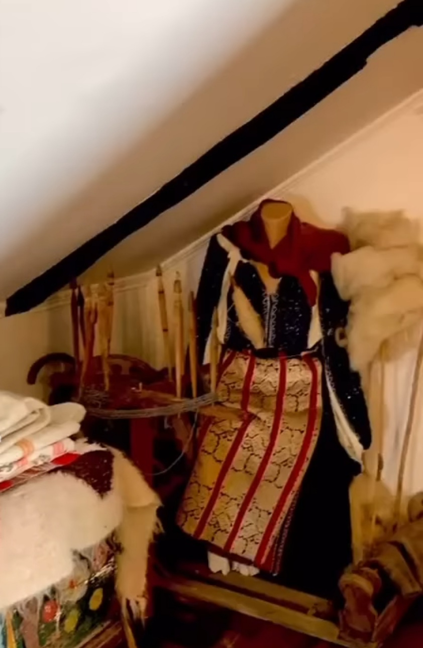 Un colț de rai în inima zonei Bran-Rucăr, unde iarna își lasă amprenta prin nămeți de zăpadă care acoperă potecile și gardul, Casa Pelinica din Fundata oferă o imagine unică a vieții rurale tradiționale.