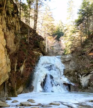 Cascada Bisoca din Buzău: O bijuterie ascunsă în Munții Buzăului, ideală pentru iubitorii de aventură În inima Munților Buzăului, ascunsă de ochii multora, se află Cascada Bisoca (cunoscută și sub numele de Chișătoarea), o destinație de neuitat