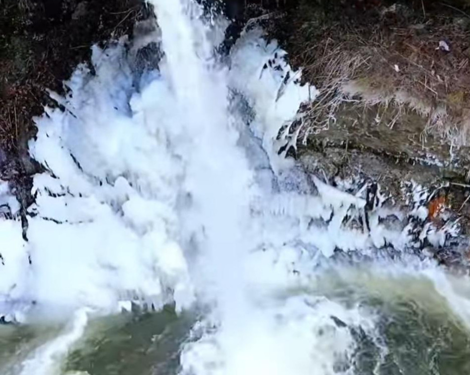 Descoperă Cascada Muntioru din Munții Vrancei, care te așteaptă cu peisaje spectaculoase și o atmosferă de poveste.