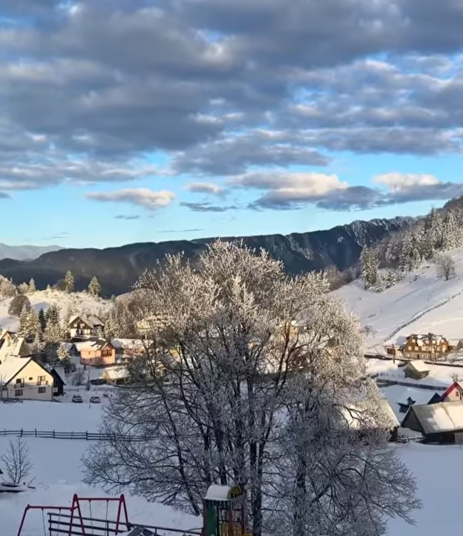 Imaginile zile vin de la Fundata, localitate situată în județul Brașov, e locul unde magia iernii prinde viață într-un peisaj de basm.