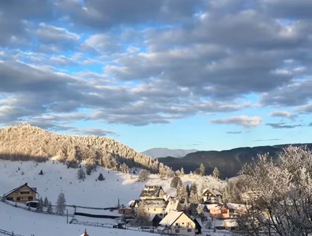Imaginile zile vin de la Fundata, localitate situată în județul Brașov, e locul unde magia iernii prinde viață într-un peisaj de basm.